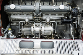 Im Vergleich zum Alfa Romeo 8-Zylinder Reihenmotor mit Kompressor aus dem Tipo B von Tazio Nuvolari ...