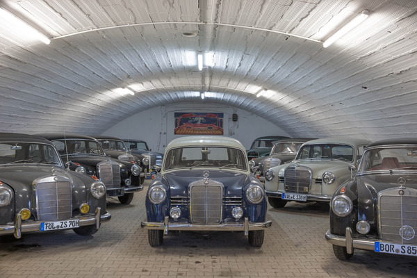 Im Verkaufsraum strahlen die Pontons um die Wette - Einblicke in die Arbeit der Ponton-Manufaktur