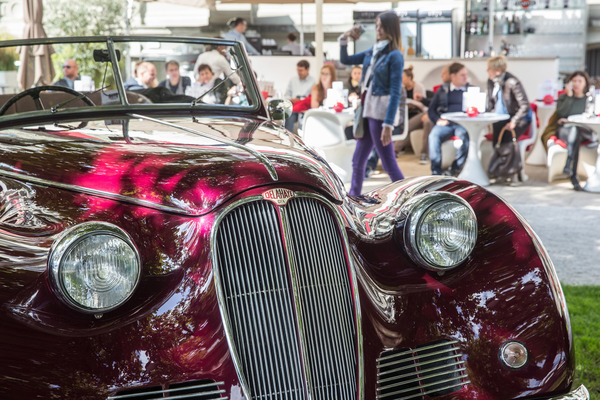 Im Vorbeigehen noch schnell ein Foto vom roten Delahaye schiessen.