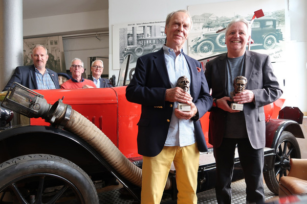 Bild: Im Vordergrund Hendrik Medrow mit Metternich-Büste (rechts) und Thomas Schrader, Bruder von Halwart Schrader, mit Maybach-Büste. Im Hintergrund von links die Laudatoren Leif Rohwedder und Gerhard Placke sowie Jurypräsident Matthias Doht.