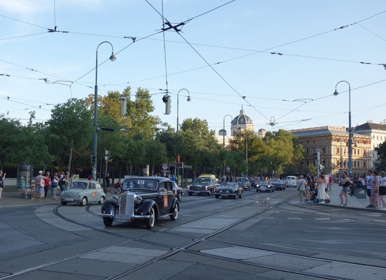 Im Vordergrund ein Mercedes-Benz 170 S-D aus dem Jahr 1956 - Vienna Classic Days 2024