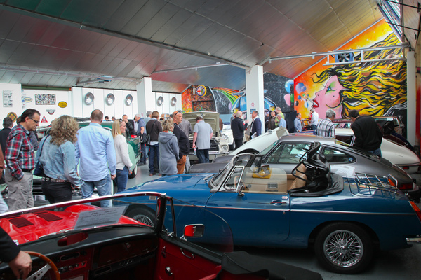Im Vorfeld der Versteigerung der Oldtimer Galerie in Toffen vom 26. April 2014 werden die angebotenen Fahrzeuge vom Publikum inspiziert