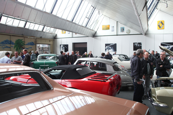 Im Vorfeld der Versteigerung der Oldtimer Galerie in Toffen vom 26. April 2014 werden die angebotenen Fahrzeuge vom Publikum inspiziert