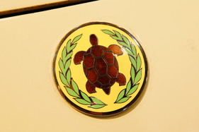 Im Zeichen der Schildkröte - wenig Dynamik verheissende Markenplakette des schneller Gordon-Keeble GK 1. (Bremen Classic Motorshow 2018)