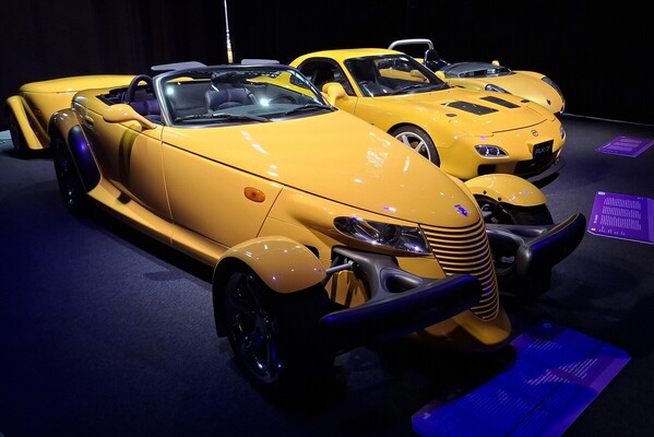 Image: In the yellow salon, exhibits that are conceptually very different are displayed side by side under striking lighting—Icons of the '90s, Autoworld Brussels 2026