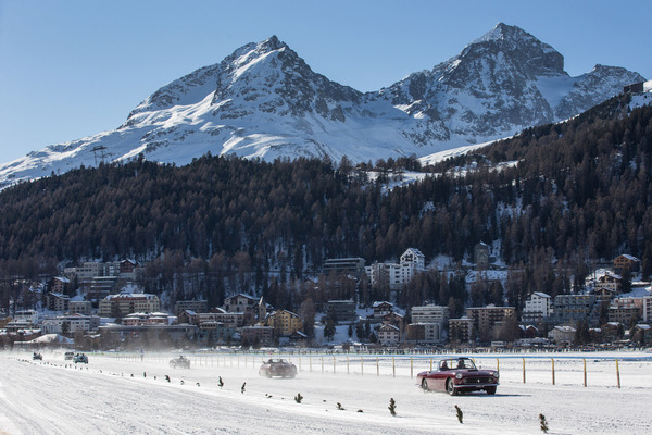 Im offenen Cabriolet auf der Pferderennbahn - The I.C.E. St. Moritz 2022