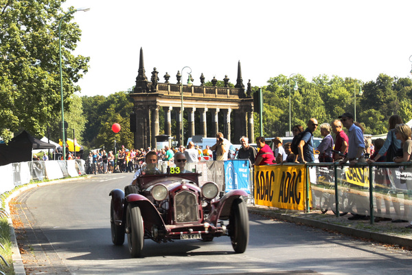 Bild Im schnellen Alfa Romeo Vorkriegs-Sportwagen unterwegs - 24 Tour du Pont 2015