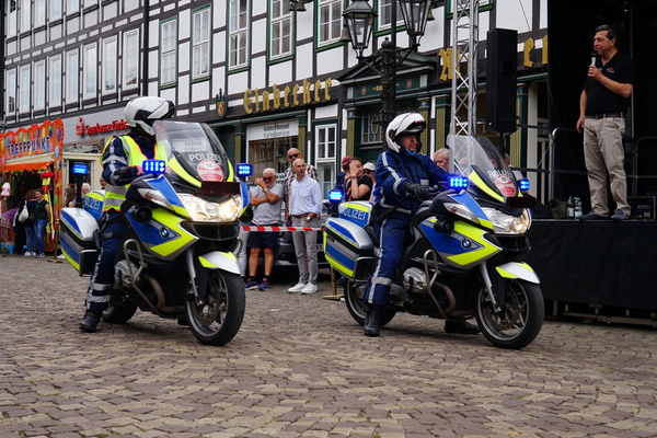 Immer dabei: Motorrad-Eskorte der Polizei, fast wie auf der Mille Miglia – Einbecker Oldtimertage 2025