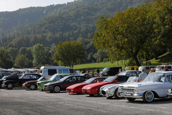 Immer im Doppelpack: Amerikaner mit V8, rote Klappscheinwerfer-Coupés und europäische Kompaktsportler – Albisgütli Classic Cars & Bikes Oktober 2023