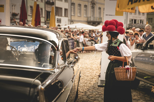 Immer wieder ein unglaublich schönes Bild – die Einfahrt der Oldtimer der Schauinsland Klassik 2018 auf dem historischen Münsterplatz in Freiburg am Freitagabend