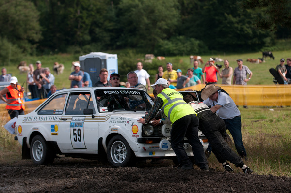 Immer wieder mal muss ein Rallye-Fahrzeuge geschoben werden... – Eifel Rallye Festival 2013