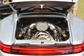 Immerhin treiben es manche unter der Hülle ziemlich bunt – wie dieser 993 mit Vierliter-Umbau, also rund 400 Kubikzentimetern mehr als ab Zuffenhausen.