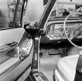 Imperial (1964) - mit allem Luxus ausgerüstet - links die Verstellung der Sitze und die Schalter der Seitenscheiben - am Genfer Autosalon 1964