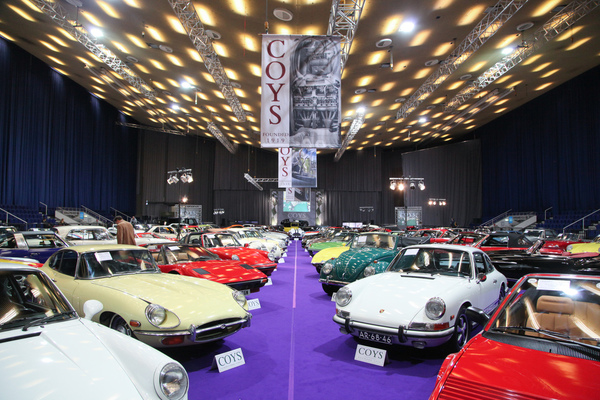 Bild Imposante Aufstellung der Coys-Versteigerung - Techno Classica Essen 2018