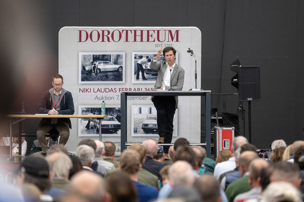 Bild Dorotheum-Versteigerung vor grossem Messe-Publikum