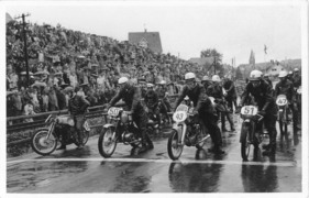 Impression vom Hammerstatt Rennen im Jahr 1954 - Wiedersehen wird am Hammerstatt Revival 2013 gefeiert Impression vom Hammerstatt Rennen im Jahr 1954 - Wiedersehen wird am Hammerstatt Revival 2013 gefeiert