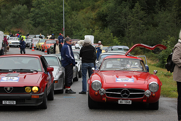 Impressionen Arosa ClassicCar 2012 - Feld in Warteposition vor der nächsten Bergfahrt