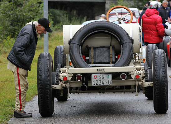 Impressionen Arosa ClassicCar 2012 - Schweizer Motorsport-Veteran Gody Näf schaut sich den LaFrance Typ 12 genauer an