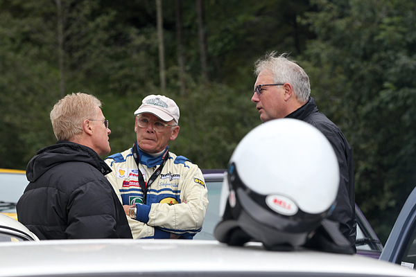 Impressionen Arosa ClassicCar 2012 - unter den Fahrern wird gefachsimpelt