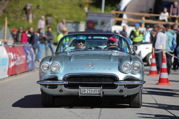 Bild Impressionen Arosa ClassicCar 2014 - Chevrolet Corvette C1 beim Dorfkorso am Sonntag Mittag
