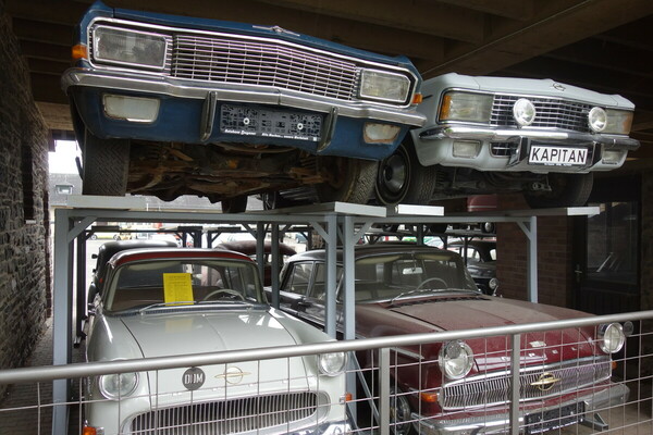 Impressionen - Besetzte Abstellplätze im Innenhof - Im Degener-Opel-Museum 2022