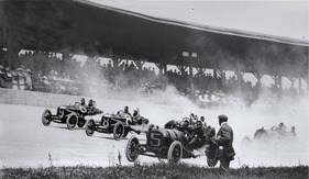 Impressionen Indy 500 - 40 Wagen starten 1911 auf einer sehr staubigen Piste