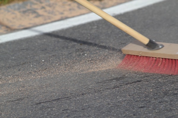Impressionen Klausenrennen 2013 - immer wieder musste die Strecke vom Öl befreit werden