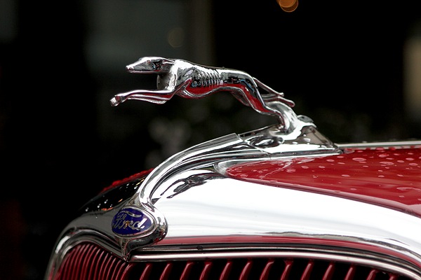 Impressionen OiO 2011 - Kühlerfigur auf Ford V8