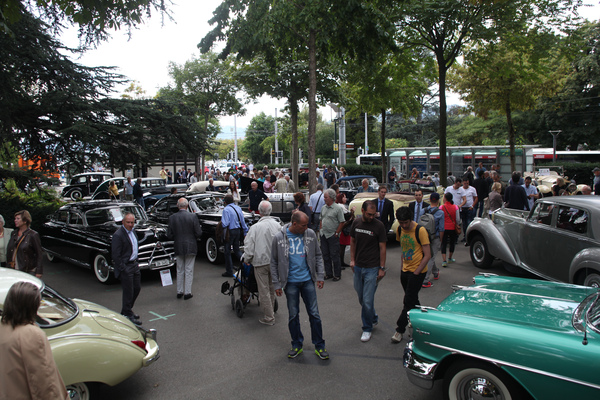 Impressionen Zurich Classic Car Award 2014 - Der Bürkliplatz in Zürich, dicht bepackt mit Oldtimern und gut besucht vom Publikum