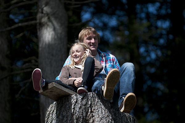 Impressionen am Bergrennen Arosa ClassicCar 2012 - Vater mit Tochter warten in der Morgensonne entspannt auf den Start der Rennen am Sonntag