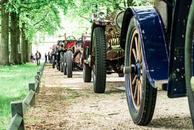 Impressionen aus Schloss Dyck bei der Kronprinz Wilhelm Rasanz Fahrt 2013 - die frühen Automobile schön aufgereiht