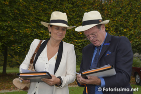 Die Jury, zu erkennen an den hellen Hüten, bewerten die Fahrzeuge in 10 Kategorien