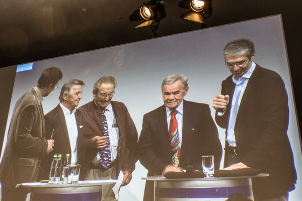 Impressionen der Porsche Soundnacht 2016 - Hans Mezger, Egon Alber, Valentin Schaeffer auf der Leinwand