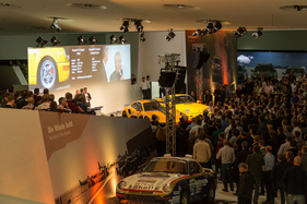 Bild Impressionen der Porsche Soundnacht 2017 - Blick aus dem Museum auf die Bühne