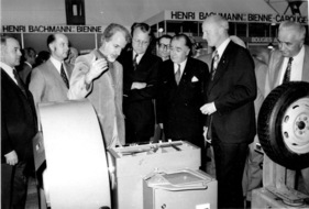 Impressionen des Genfer Autosalons von 1974 - Staatsrat Henri Schmitt und Salonpräsident M. F. Peyrot besuchen einen Ausstellungsstand