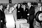 Impressionen des Genfer Autosalons von 1974 - Staatsrat Henri Schmitt und Salonpräsident M. F. Peyrot besuchen einen Ausstellungsstand