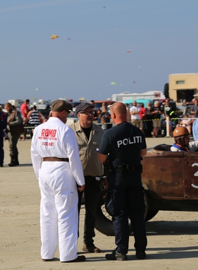 Impressionen des Römö Motorfestival 2016 - Abnahme der Rennstrecke durch die Polizei, links Race Chief Bredahl