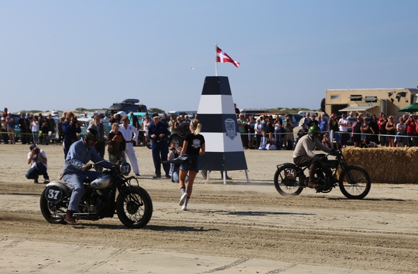 Bild: Impressionen des Römö Motorfestival 2016 - Zwei Motorräder beim Start