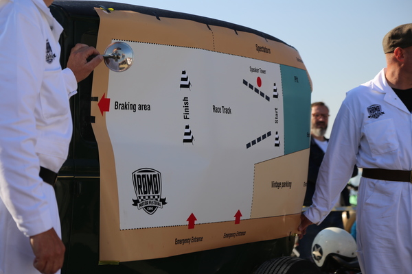 Impressionen des Römö Motorfestival 2016 - an einer 20er Jahre-Limousine befestigter Streckenplan