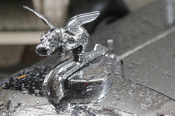 Impressionen vom 1. Tag der Mille Miglia 2013 - Selbst im Regen nützen hier keine Flügel