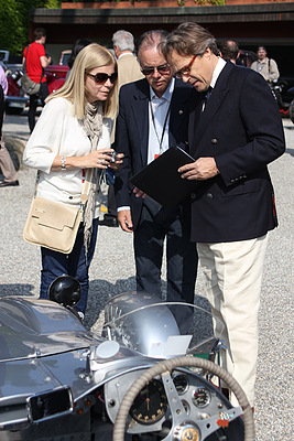 Impressionen vom Concorso d'Eleganza Villa d'Este 2012 - Lord March, Teil der Jury, betrachtet die Dokumente zum kleinen Abarth