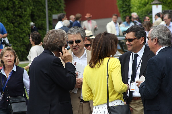 Impressionen vom Concorso d'Eleganza Villa d'Este 2012 - Ronan Atkinson fachsimpelt mit der Jury