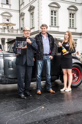 Impressionen vom Concours d'Elégance Schloss Bensberg Classics 2013 - Andreas Kaufmann überreicht den Leica-Pokal in der Kategorie "Best Unrestored Condition" - es gewinnt der Alfa Romeo 6C 1750 James Young Impressionen vom Concours d'Elégance Schloss Bensberg Classics 2013 - Andreas Kaufmann überreicht den Leica-Pokal in der Kategorie "Best Unrestored Condition" - es gewinnt der Alfa Romeo 6C 1750 James Young