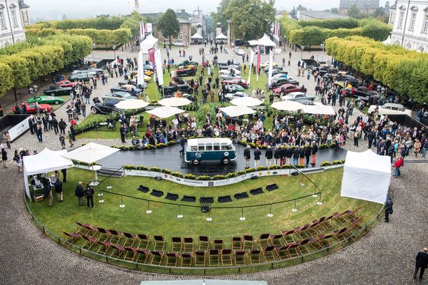 Bild: Impressionen vom Concours d'Elégance Schloss Bensberg Classics 2013 - Blick auf den Concours d'Elegeance im Schlosshof