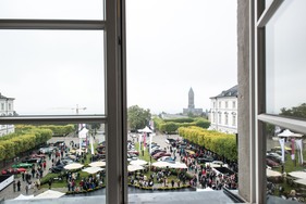 Impressionen vom Concours d'Elégance Schloss Bensberg Classics 2013 - Blick durch das Schlossfenster auf den Concours d'Elégance Impressionen vom Concours d'Elégance Schloss Bensberg Classics 2013 - Blick durch das Schlossfenster auf den Concours d'Elégance