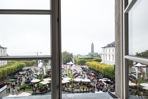 Impressionen vom Concours d'Elégance Schloss Bensberg Classics 2013 - Blick durch das Schlossfenster auf den Concours d'Elégance