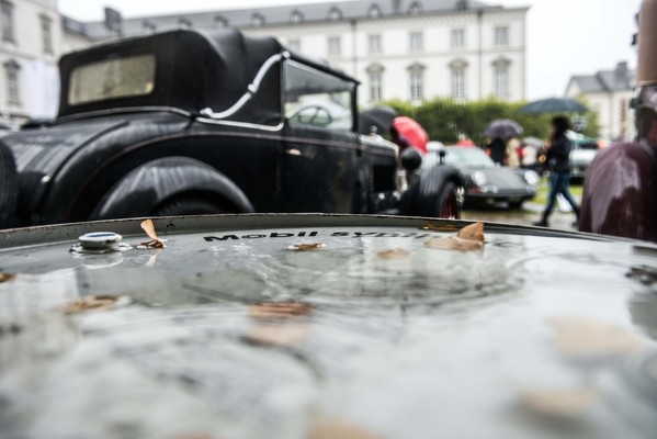 Impressionen vom Concours d'Elégance Schloss Bensberg Classics 2013 - Der Regen sammelte sich überall, wo er Platz fand