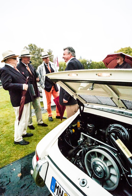 Impressionen vom Concours d'Elégance Schloss Bensberg Classics 2013 - Diskussioon der Jury bei einem Porsche 901