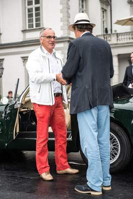 Impressionen vom Concours d'Elégance Schloss Bensberg Classics 2013 - Dr. Ulrich Bez nimmt den Preis für den Aston Martin entgegen