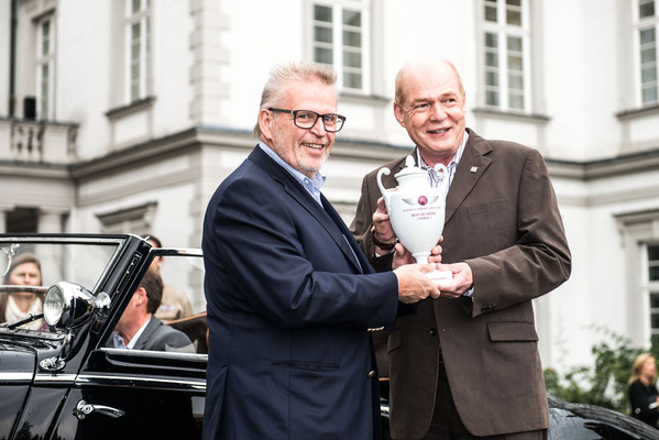 Impressionen vom Concours d'Elégance Schloss Bensberg Classics 2013 - Preisübergabe an den Besitzer Jochen Steinkühler